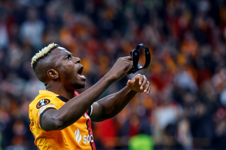 النيجيري فيكتور أوسيمهن مهاجم غلطة سراي التركي يحتفل بعد تسجيله في مرمى توتنهام الإنكليزي (3-2) في المرحلة الرابعة من الدوري الأوروبي لكرة القدم (يوروبا ليغ). اسطنبول، في 7 تشرين الثاني/نوفمبر 2024