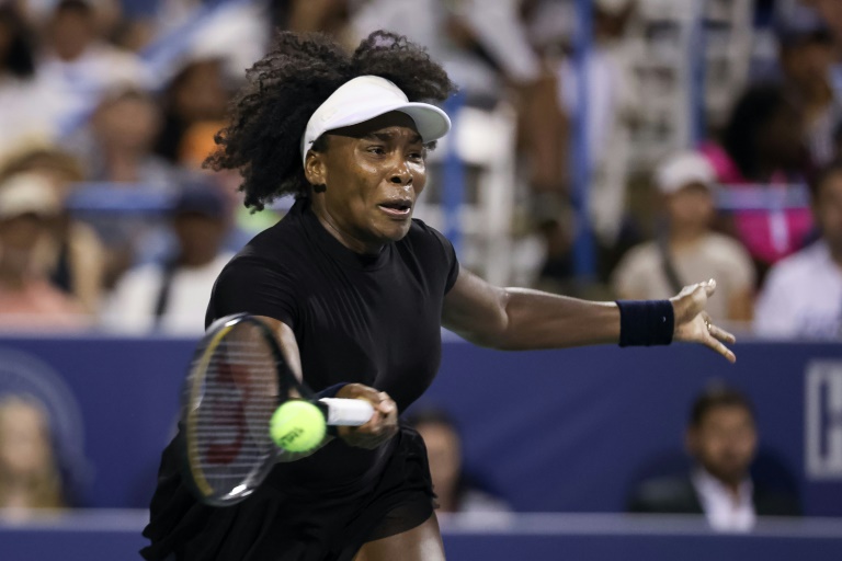 النجمة الاميركية المخضرمة فينوس وليامس تتصدى لكرة مواطنتها بيتون ستيرنز في الدور الاول من دورة واشنطن. 23 تموز/يوليو 2025