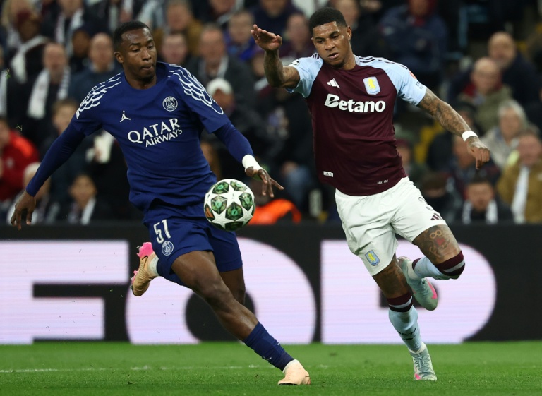 صراع على الكرة بين الإكوادوري ويليان باتشو مدافع باريس سان جرمان الفرنسي (#51) ومهاجم أستون فيلا الإنكليزي ماركوس راشفورد (#9) خلال إياب ربع نهائي دوري أبطال أوروبا لكرة القدم على ملعب فيلا بارك في برمينغهام. في 15 نيسان/أبريل 2025.