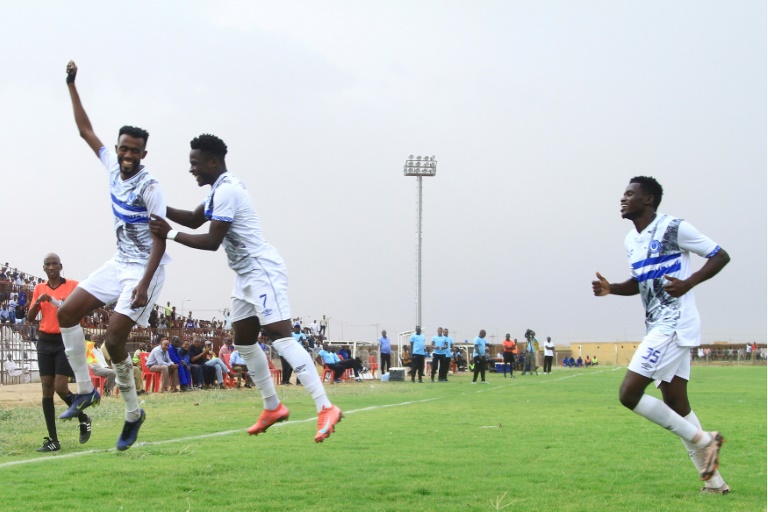 لاعبو الهلال يحتفلون بالتسجيل في مرمى حي الوادي