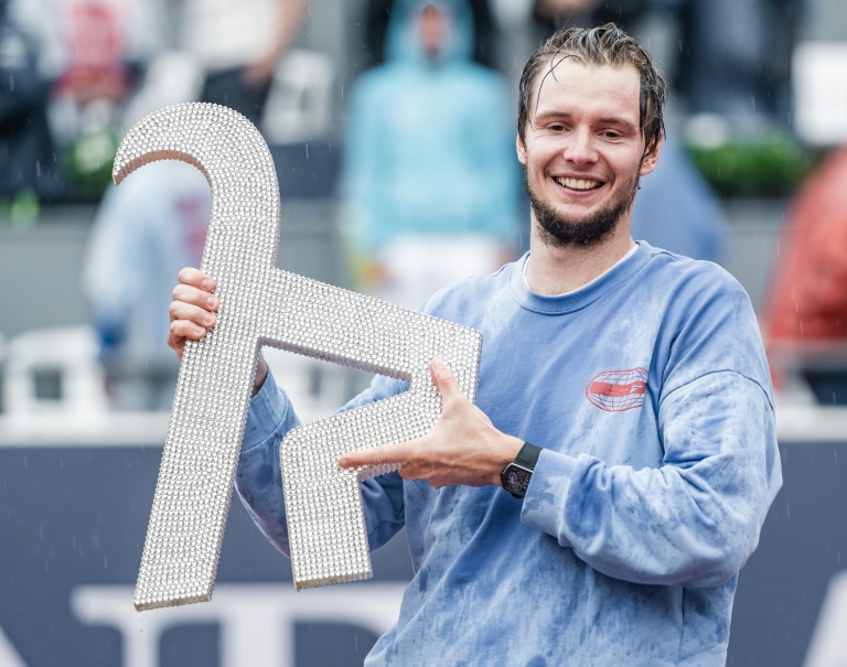 الكازاخستاني ألكسندر بوبليك يحمل كأس دورة كيتزبوهيل النمسوية بعد فوزه على الفرنسي آرثر كازو في المباراة النهائية لفردي الرجال في 26 تموز/يوليو 2025