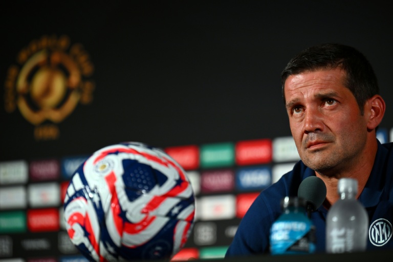 المدرب الروماني لنادي إنتر ميلان الإيطالي لكرة القدم كريستيان كيفو خلال مؤتمر صحافي عشية مواجهة فريقه أمام فلوميننسي البرازيلي في كأس العالم للأندية. شارلوت في 29 حزيران/يونيو 2025.