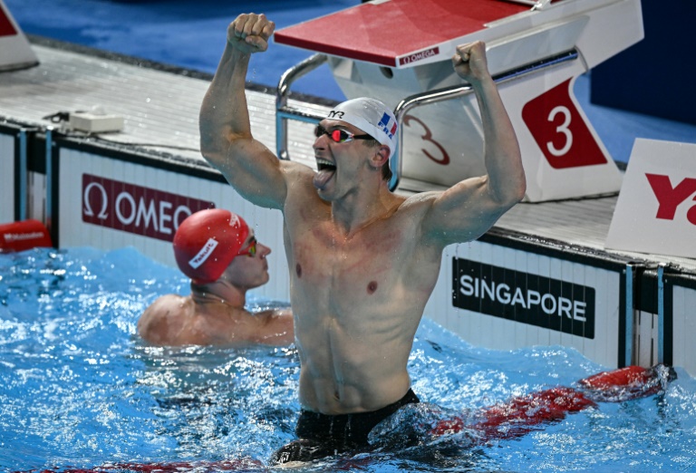 الفرنسي ماكسيم غروسيه يحتفل بعد فوزه ذهبية سباق 50 م فراشة في بطولة العالم للسباحة في سنغافورة، في 28 تموز/يوليو 2025.