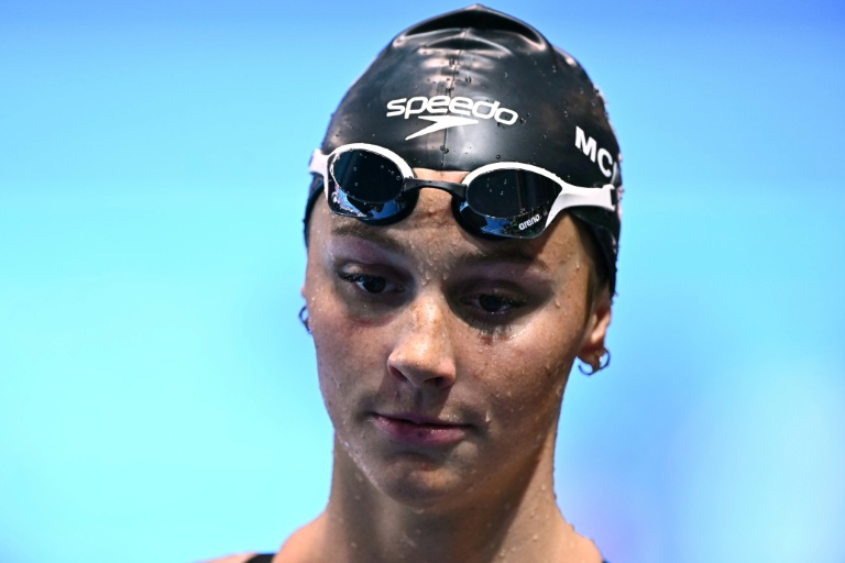 السباحة الكندية سامر ماكنتوش بعد مشاركتها في تصفيات سباق 200 م متنوعة خلال بطولة العالم للسباحة في سنغافورة في 27 تموز/يوليو 2025