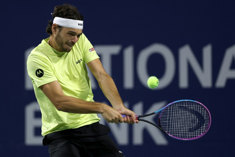 الاميركي تايلور فريتس يرد كرة في مباراته ضد الاسباني روبرتو كارباييس في الدور الثاني من دورة مونتريال في 30 تموز/يوليو 2025