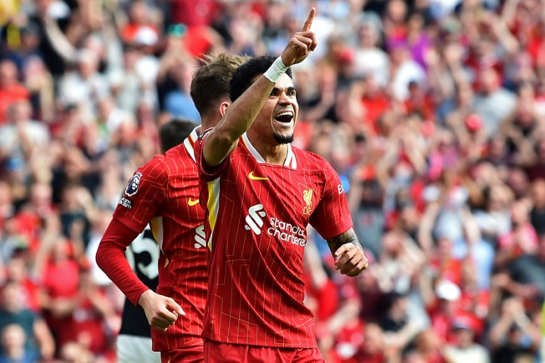 الجناح الكولومبي لويس دياس (#7) محتفلا بتسجيل هدف ليفربول الثاني في مرمى أرسنال ضمن الدوري الإنكليزي على ملعب أنفيلد في ليفربول. في 11 أيار/مايو 2025.