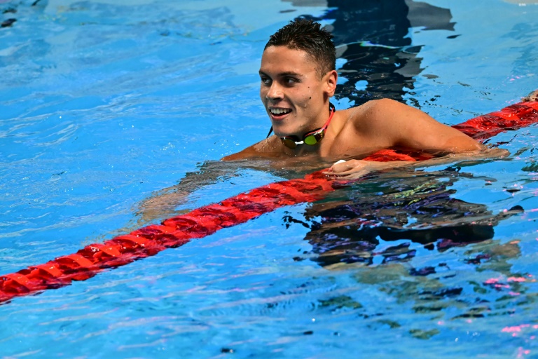 الروماني دافيد بوبوفيتشي بعد فوزه بسباق 200 م حرة خلال مونديال السباحة. سنغافورة في 29 تموز/يوليو 2025