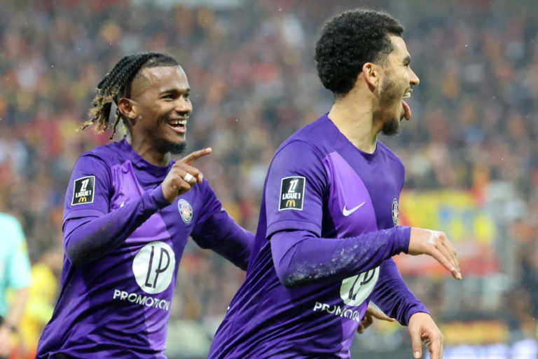 مهاجم تولوز الدولي المغربي زكريا أبوخلال (يمين) يحتفل مع زميله يان غوهو بهدف الفوز في مرمى لنس (1-0) في الدوري الفرنسي في الخامس من كانون الثاني/يناير 2024