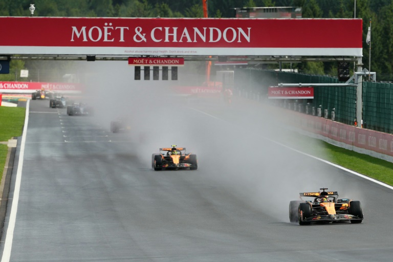 الاسترالي أوسكار بياستري امام زميله في ماكلارين البريطاني لاندو نوريس خلال جائزة بلجيكا الكبرى للفورمولا واحد. سبا في 27 تموز/يوليو 2025