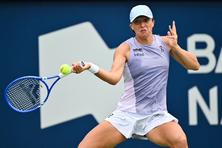 البولندية إيغا شفيونتيك ترد احدى الكرات في مباراتها ضد الصينية هانيو غو في الدور الثاني لدورة مونتريال في 30 تموز/يوليو 2025