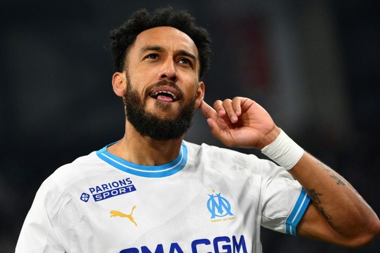 مهاجم مرسيليا الدوري الغابوني بيار إيميريك أوباميانغ يحتفل بهزه شباك لنس في الدوري الفرنسي بملعب فيلودروم في مرسيليا في 28 نيسان/أبريل 2024