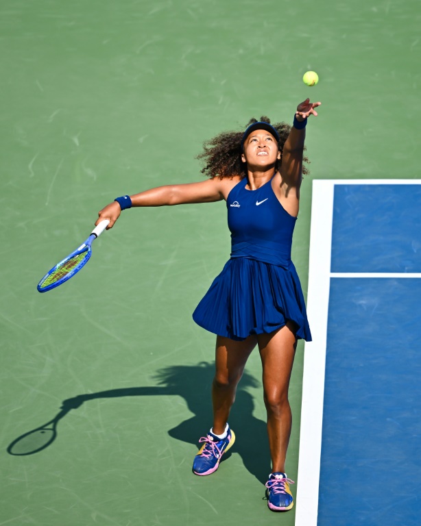 اليابانية ناومي أوساكا تُرسل خلال مباراتها مع الكندية أريانا أرسينو في دورة مونتريال لكرة المضرب. مونتريال، الكيبك، في 28 تموز/يوليو 2025