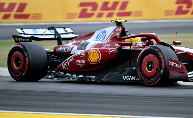 سائق فيراري البريطاني لويس هامليتون خلال التجارب التأهيلية لجائزة المجر الكبرى في الفورمولا واحد. موغيورود، بالقرب من بودابست، في الثاني من آب/أغسطس 2025