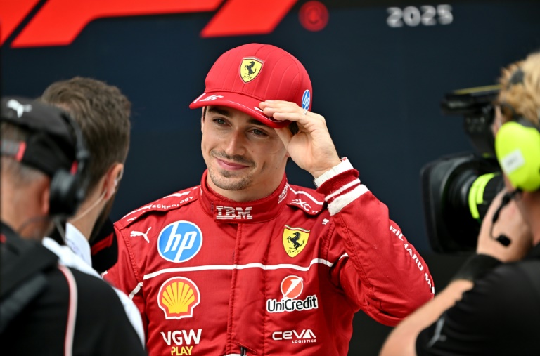 سيكون سائق فيراري شارل لوكلير من موناكو أول المنطلقين في جائزة المجر الكبرى للفورمولا واحد بعدما تصدر التجارب التأهيلية. موغيورود، بالقرب من بودابست، في الثاني من آب/أغسطس 2025