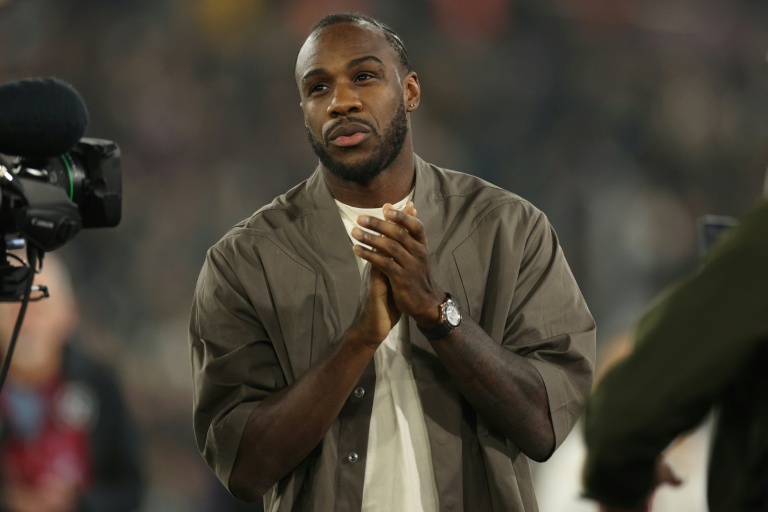 المهاجم الجامايكي لنادي وست هام الإنكليزي ميكايل أنتونيو الذي يتعافى من إصابات تعرّض لها نتيجةحادث سير يوجّه التحية للجمهور قبل انطلاق مباراة فريقه أمام نيوكاسل ضمن الدوري الإنكليزي لكرة القدم على ملعب لندن. لندن في 10 آذار/مارس 2025.