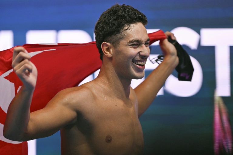 السباح التونسي احمد الجوادي محتفلا بفوزه بسباق 1500 م حرة في بطولة العالم للسباحة. 3 آب/اغسطس 2025