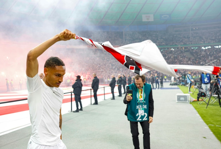 الفرنسي أنزو ميو أثناء إحتفاله بفوز فريقه السابق شتوتغارت بلقب كأس ألمانيا لكرة القدم الموسم الماضي