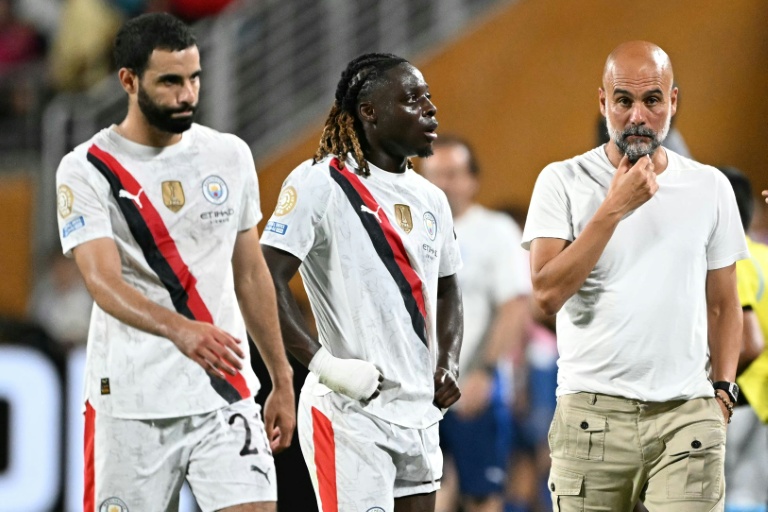 المدرب الإسباني لمانشستر سيتي الإنكليزي جوسيب غوارديولا إلى جانب المدافع الجزائري ريان آيت-نوري (#21) والجناح البلجيكي جيريمي دوكو (#11) خلال مواجهة سيتي والهلال السعودي ضمن دور الثمانية في مونديال الأندية 2025. أورلاندو، الولايات المتحدة، في 30 جزيران/يونيو 2025.
