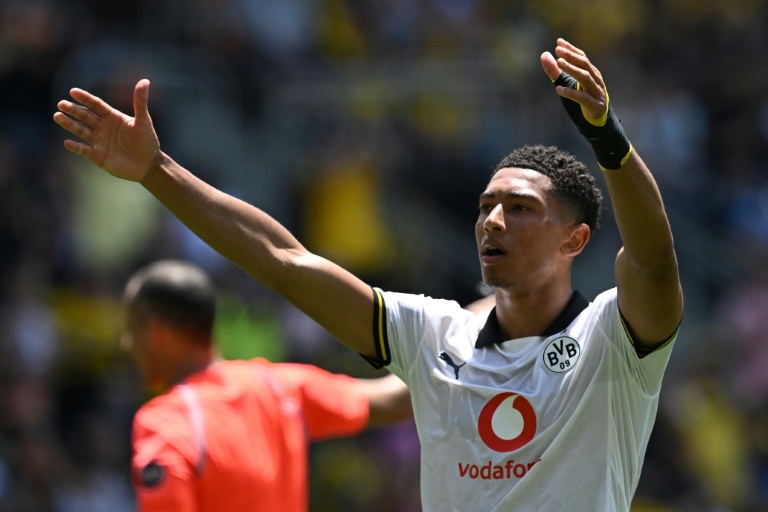 لاعب الوسط الانكليزي جوب بيلينغهام يسجل باكورة اهدافه مع بوروسيا دورتموند الالماني خلال مواجهته امام صنداونز الجنوب إفريقي ضمن كأس العالم للاندية في كرة القدم