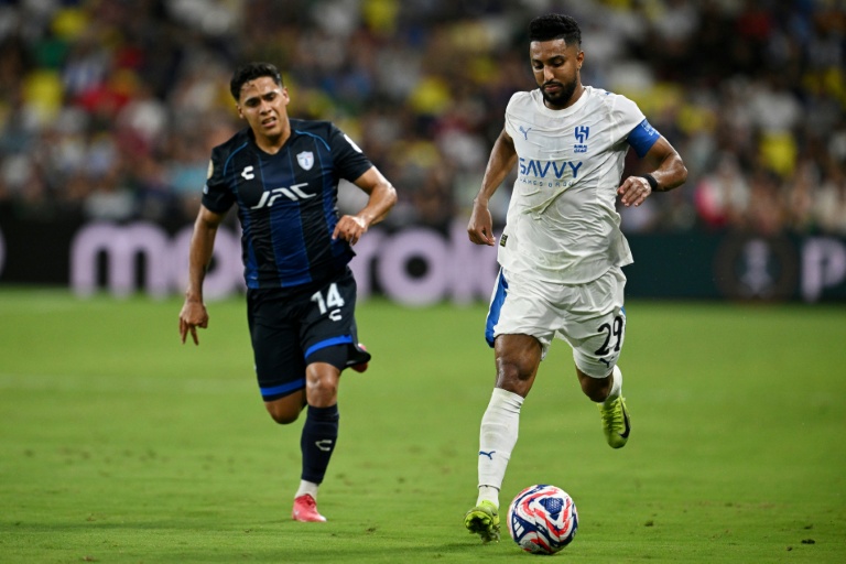 الدولي السعودي سالم الدوسري لاعب الهلال (#29) في مواجهة المدافع المكسيكي كارلوس سانشيس (#14) وذلك خلال مباراة الفريقين ضمن الجولة الثالثة للمجموعة الثامنة من دور المجموعات في مونديال الأندية. ناشفيل، الولايات المتحدة، في 26 حزيران/يونيو 2025.