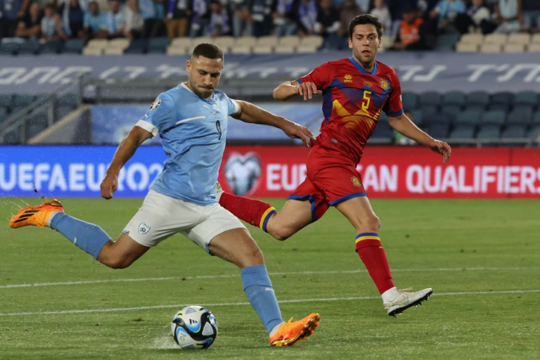 المهاجم الاسرائيلي شون فايسمان (يسار) خلال مباراة لمنتخب بلاده ضد نظيره الاندوري في تصفيات كأس اوروبا 2024. القدس في 19 حزيران/يونيو 2023