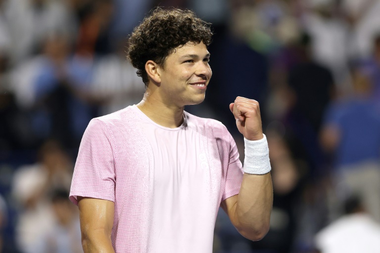 الاميركي بن شيلتون يحرز باكورة ألقابه في دورات الماسترز بتفوقه على الروسي كارن خاتشانوف في نهائي دورة تورونتو