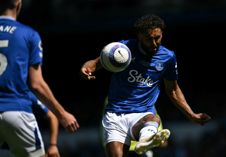 دومينيك كالفرت لوين مهاجم إيفرتون أمام ساوثمبتون في الدوري الإنكليزي لكرة القدم، ملعب غوديسون بارك، ليفربول، في 18 أيار/مايو 2025