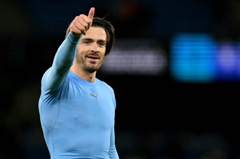 جاك غريليش لاعب مانشستر سيتي يحيي الجماهير بعد الفوز على بليموث ضمن كأس إنكلترا في ملعب الاتحاد، مانشستر، في 1 آذار/مارس 2025