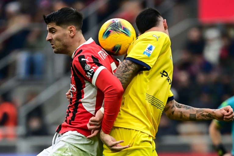 مهاجم ميلان الدولي الاسباني الفارو موراتا (يسار) يتنافس على الكرة مع المدافع الارجنتيني لبارما لاوتارو فالنتي في مباراة في الدوري الايطالي في 26 كانون الثاني/يناير 2025