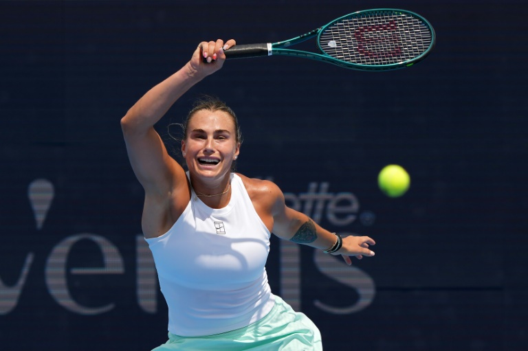 البيلاروسية أرينا سابالينكا تضرب الكرة خلال مواجهة البريطانية إيما رادوكانو في الدور الثالث من دورة سينسيناتي للالف نقطة في كرة المضرب