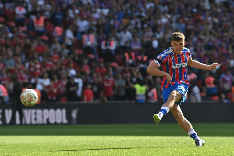 لاعب كريستال بالاس الايرلندي جاستن ديفيني يسجل ركلة الترجيح الحاسمة التي منحت فريقه لقب درع المجتمع. 10 آب/اغسطس 2025