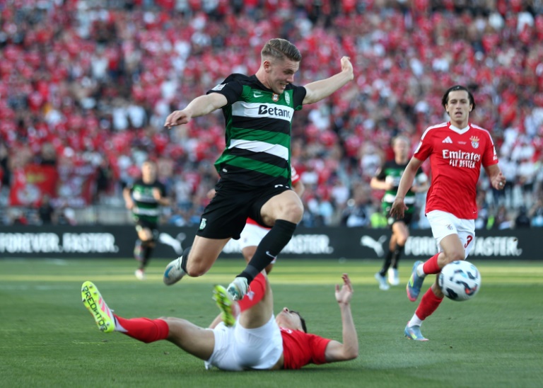 السويدي فيكتور يوكيريس خلال مباراته مع فريقه السابق سبورتينغ أمام بنفيكا في نهائي كأس البرتغال على ملعب جاموري في أويراس في 25 أيار/مايو 2025