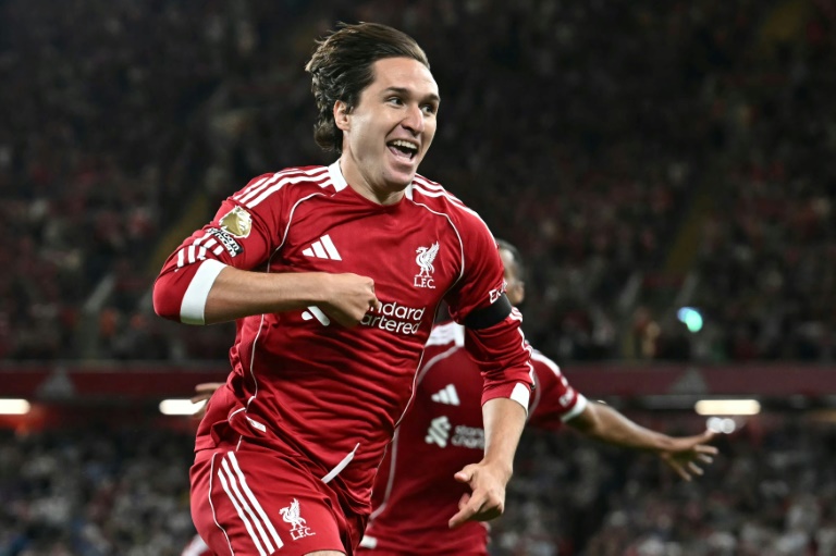 الإيطالي فيديريكو كييزا لاعب ليفربول يحتفل بهدفه في مرمى بورنموث (4-2) ضمن الدوري الإنكليزي لكرة القدم، ملعب أنفيلد، ليفربول، في 15 آب/أغسطس 2025