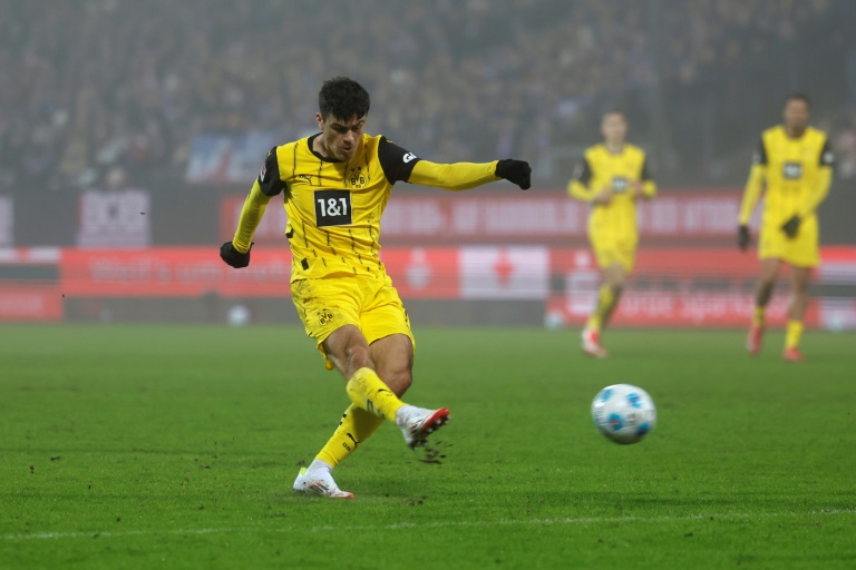 الأميركي جيوفاني رينا يسدد ويسجل لبوروسيا دورتموند أمام هولشتاين كيل ضمن الدوري الألماني لكرة القدم، كيل، في 14 كانون الثاني/يناير 2025 