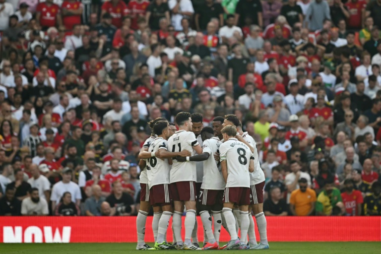 لاعبو أرسنال يحتفلون بالتسجيل في مرمى مانشستر يونايتد خلال لقاء الفريقين في الدوري الإنكليزي لكرة القدم. مانشستر، شمال غرب إنكلترا، في 17 آب/أغسطس 2025