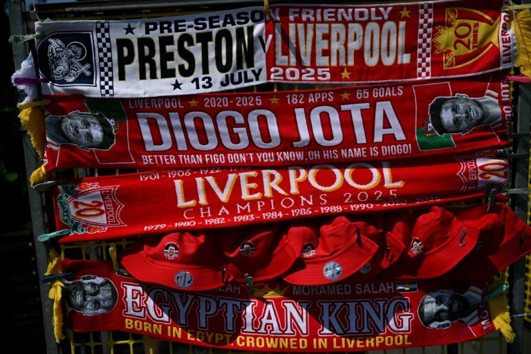 أوشحة مهاجم ليفربول الدولي البرتغالي الراحل ديوغو جوتا معروضة للبيع قبل مباراة ودية ضد بريستون نورث إند في ملعب ديبديل في بريستون شمال غرب إنكلترا في 13 تموز/يوليو 2025