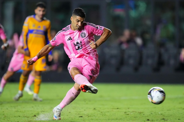 المهاجم الأوروغوياني لويس سواريس يسجل ركلة جزاء في فوز فريقه إنتر ميامي على تيغريس أونال المكسيكي 2-1 في ربع نهائي كأس الرابطتين الأميركية والمكسيكية في ملعب