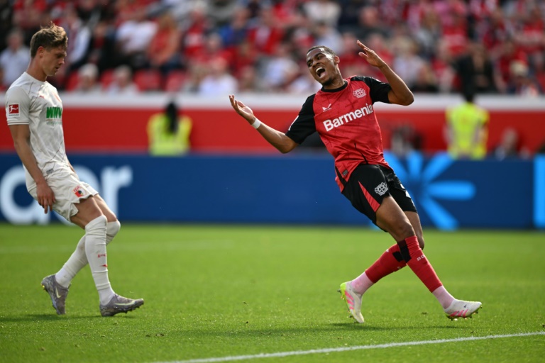 المهاجم المغربي لنادي باير ليفركوزن الألماني أمين عدلي (يمين) يتفاعل خلال مواجهة فريقه أمام أوغسبورغ ضمن الدوري الألماني لكرة القدم. ليفركوزن، غرب ألمانيا، في 26 نيسان/أبريل 2025.