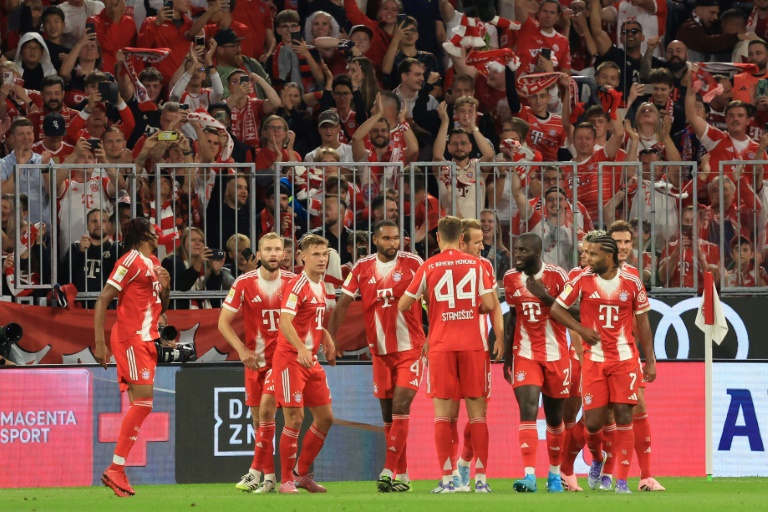 لاعبو بايرن ميونيخ يحتفلون بهدف في مرمى لايبزيغ ضمن الدوري الألماني لكرة القدم، ملعب أليانتس أرينا، ميونيخ، في 22 آب/أغسطس 2025
