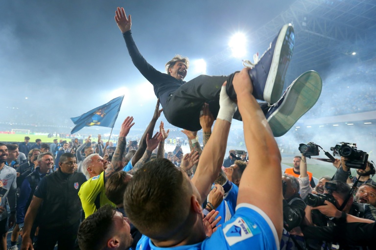 لاعبو نابولي يحملون المدرب أنتونيو كونتي بعد الفوز بلقب الدوري الإيطالي في الجولة 38 ضد كالياري في 23 ايار/مايو 2025 في نابولي