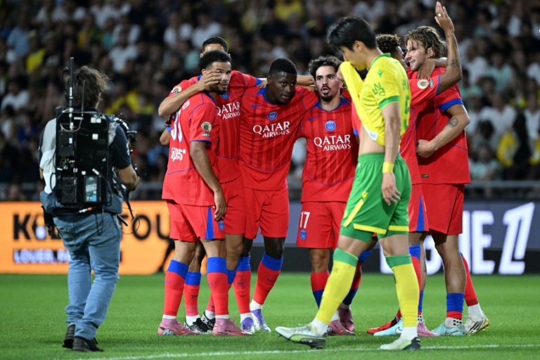 لاعب وسط باريس سان جرمان، البرتغالي فيتينيا يحتفل مع زملائه بعد تسجيله هدف فريقه الأول امام مضيفه نانت ضمن المرحلة الأولى من الدوري الفرنسي لكرة القدم الاحد في 17 آب/أغسطس 2025