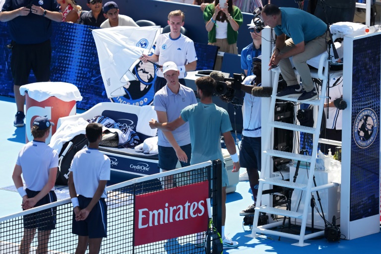 الإيطالي يانيك سينر المصنف أولا عالميا يحيي الإسباني كارلوس ألكاراس المصنف ثانيا والحكم السويدي محمد الحياني بعد انسحابه من نهائي دورة سينسيناتي الأميركية لماسترز الألف نقطة في كرة المضرب. مايسون، أوهايو، في 18 آب/أغسطس 2025.