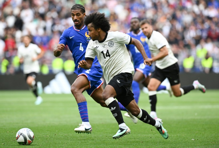 المدافع الفرنسي لويك باديه ينضم الى باير ليفركوزن قادما من اشبيلية الخميس