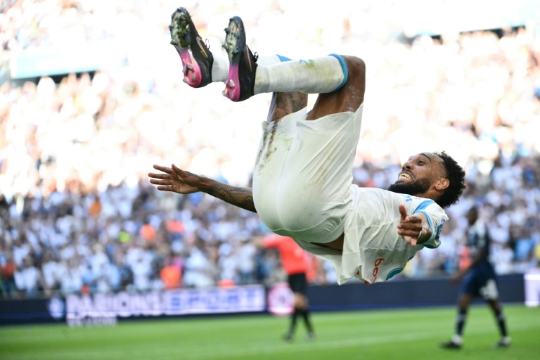 الغابوني بيار-إمريك أوباميانغ مهاجم مرسيليا يحتفل بتسجيله الهدف الثاني في مرمى باريس أف سي في ملعب فيلودروم في مرسيليا في 23 آب/أغسطس 2025