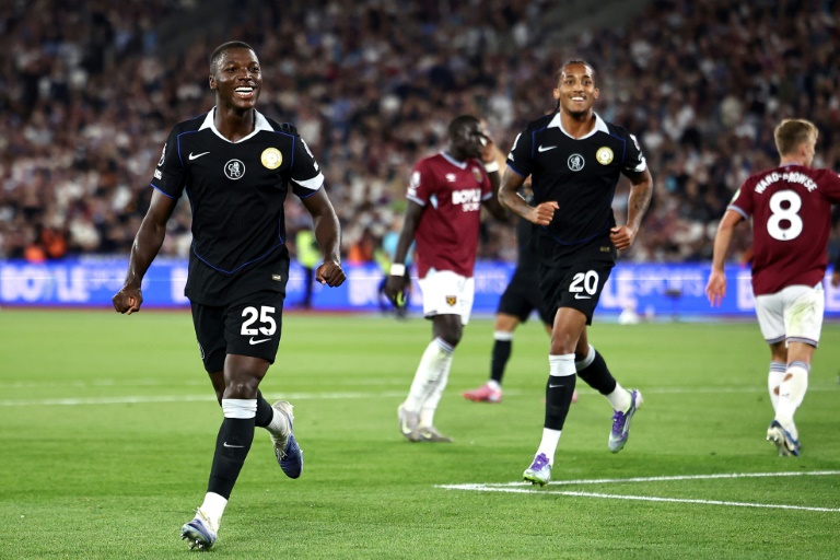 لاعب وسط تشلسي الاكوادوري مويسيس كايسيدو محتفلا بتسجله هدفا في مرمى وست هام في الدوري الانكليزي لكرة القدم. 22 آب/اغسطس 2025