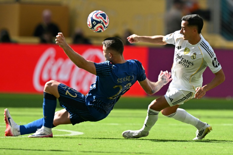 صراع على الكرة بين لاعب الوسط الصربي للهلال السعودي سيرغي ميلينكوفيتش-سافيتش ومدافع ريال مدريد الإسباني لوكاس فاسكيس خلال مواجهة الفريقين لحساب المجموعة الثامنة في مونديال الأندية على ملعب هارد روك. ميامي في 18 حزيران/يونيو 2025.