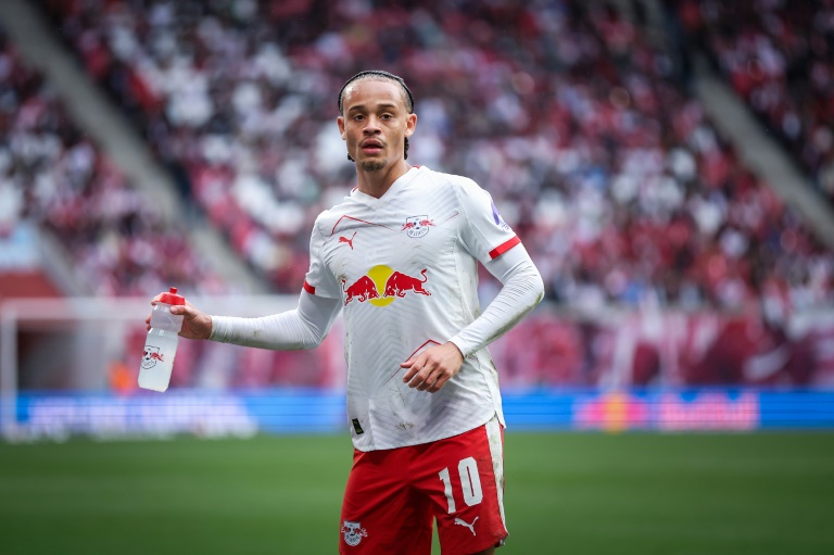 صانع ألعاب لايبزيغ الدولي الهولندي تشافي سيمونز في مواجهة شتوتغارت ضمن الدوري الألماني لكرة القدم، لايبزيغ، في 17 أيار/مايو 2025