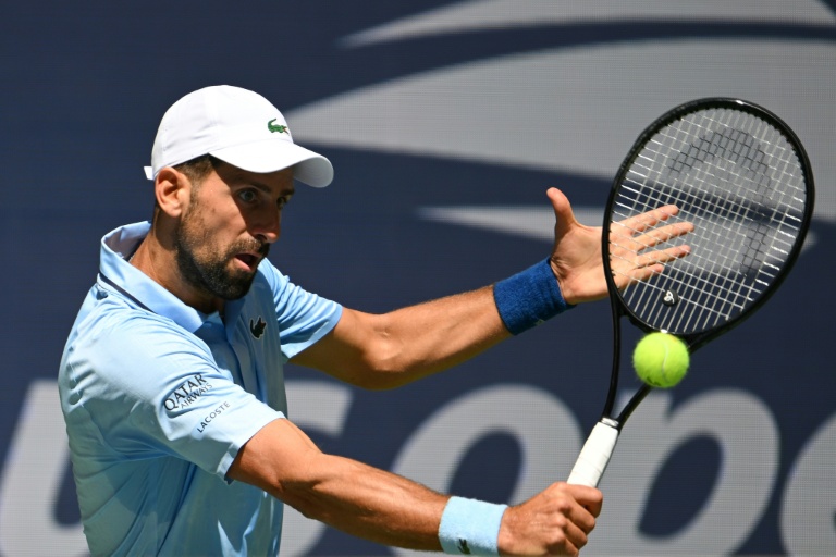 الصربي نوفاك ديوكوفيتش خلال تسديده الكرة في مباراته ضمن الدور الثاني لبطولة الولايات المتحدة المفتوحة في كرة المضرب الاربعاء 27 آب/أغسطس 2025