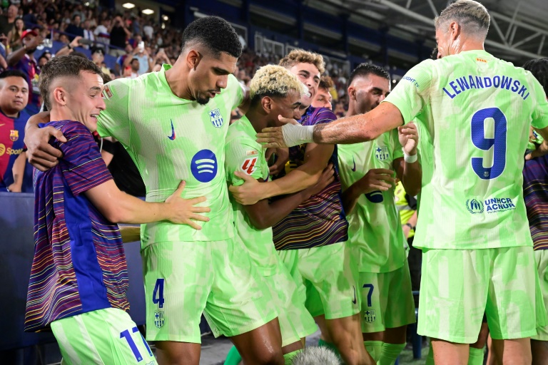 احتفال لاعبي برشلونة بتسجيل هدف الفوز 3-2 على ليفانتي في المرحلة الثانية من الدوري الاسباني لكرة القدم السبت في 23 آب/أغسطس 2025