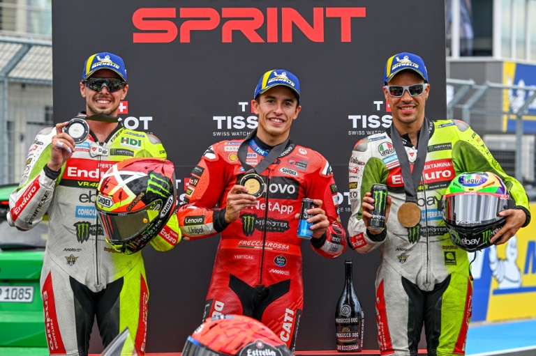 الدراج الاسباني مارك ماركيس (وسط) محتفلا بتتويجه بطلا لسباق جائزة المجر الكبرى في فئة موتو جي بي. 24 آب/اغسطس 2025